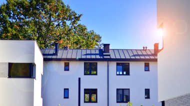 Doğayla uyum, ekolojik mimari. Yeni geliştirilmiş konutlarda teraslı bekar aile evleri. Banliyölerdeki emlak piyasası yemyeşil çevre. 