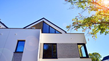 Doğayla uyum, ekolojik mimari. Yeni geliştirilmiş konutlarda teraslı bekar aile evleri. Banliyölerdeki emlak piyasası yemyeşil çevre. 