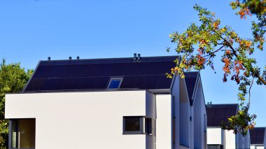 Doğayla uyum, ekolojik mimari. Yeni geliştirilmiş konutlarda teraslı bekar aile evleri. Banliyölerdeki emlak piyasası yemyeşil çevre. 