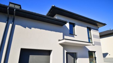 Modern yüzlü konutlar. Yeni geliştirilmiş konutlarda teraslı aile evleri. Banliyödeki emlak piyasası. Yeni bir gelişim bölgesinde yeni tek kişilik aile evleri. 