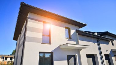 Modern yüzlü konutlar. Yeni geliştirilmiş konutlarda teraslı aile evleri. Banliyödeki emlak piyasası. Yeni bir gelişim bölgesinde yeni tek kişilik aile evleri. 