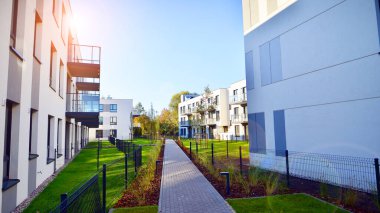 Yeşil çimleri ve rahatlayacağı bir yeri olan modern bir yerleşim yerinin bahçesi..