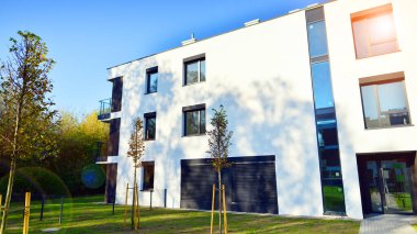 Çağdaş çevre dostu, yeşil ağaçlı apartmanlar. Temiz hava için yeşilliği olan modern mimari tasarım. Yeşil alandaki yeni modern apartman blokları. 