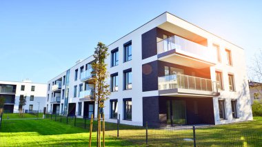 Yeşil çimleri ve rahatlayacağı bir yeri olan modern bir yerleşim yerinin bahçesi..