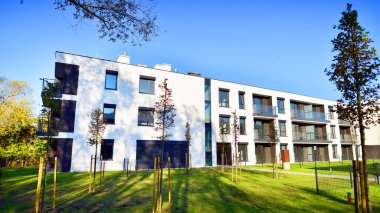 Çağdaş çevre dostu, yeşil ağaçlı apartmanlar. Temiz hava için yeşilliği olan modern mimari tasarım. Yeşil alandaki yeni modern apartman blokları. 
