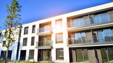 Çağdaş çevre dostu, yeşil ağaçlı apartmanlar. Temiz hava için yeşilliği olan modern mimari tasarım. Yeşil alandaki yeni modern apartman blokları. 