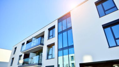 Avrupa şehrindeki modern çoklu aile binası. Betondan yapılmış duvarlar. Lüks ev kompleksi.