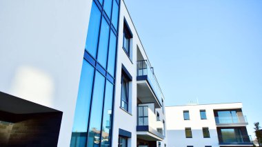 Avrupa şehrindeki modern çoklu aile binası. Betondan yapılmış duvarlar. Lüks ev kompleksi.