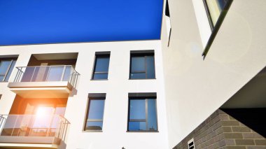 Avrupa şehrindeki modern çoklu aile binası. Betondan yapılmış duvarlar. Lüks ev kompleksi.