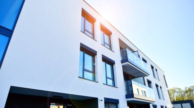 Avrupa şehrindeki modern çoklu aile binası. Betondan yapılmış duvarlar. Lüks ev kompleksi.