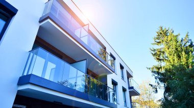 Çağdaş çevre dostu, yeşil ağaçlı apartmanlar. Temiz hava için yeşilliği olan modern mimari tasarım. Yeşil alandaki yeni modern apartman blokları. 