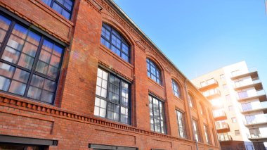 Şehir merkezindeki kırmızı tuğladan modern bir çatı katı. Şehir mimarisinde endüstriyel tasarım. İş konsepti.