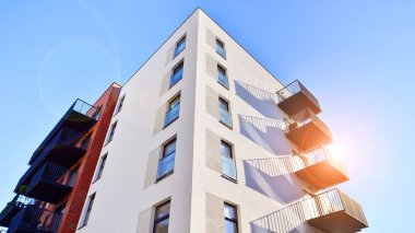 Avrupa şehrindeki modern çoklu aile binası. Betondan yapılmış duvarlar. Lüks ev kompleksi.