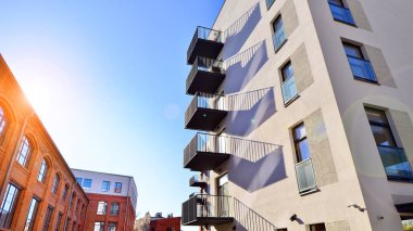 Avrupa şehrindeki modern çoklu aile binası. Betondan yapılmış duvarlar. Lüks ev kompleksi.