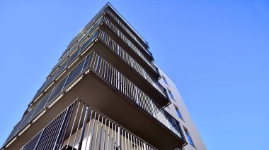 Avrupa şehrindeki modern çoklu aile binası. Betondan yapılmış duvarlar. Lüks ev kompleksi.