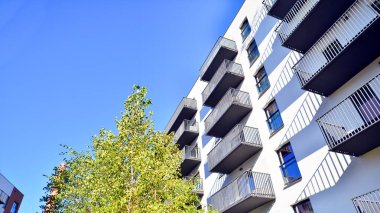 Çağdaş çevre dostu, yeşil ağaçlı apartmanlar. Temiz hava için yeşilliği olan modern mimari tasarım. Yeşil alandaki yeni modern apartman blokları. 