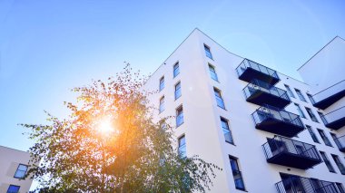 Çağdaş çevre dostu, yeşil ağaçlı apartmanlar. Temiz hava için yeşilliği olan modern mimari tasarım. Yeşil alandaki yeni modern apartman blokları. 