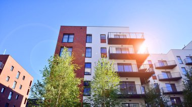 Çağdaş çevre dostu, yeşil ağaçlı apartmanlar. Temiz hava için yeşilliği olan modern mimari tasarım. Yeşil alandaki yeni modern apartman blokları. 