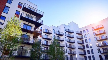 Çağdaş çevre dostu, yeşil ağaçlı apartmanlar. Temiz hava için yeşilliği olan modern mimari tasarım. Yeşil alandaki yeni modern apartman blokları. 