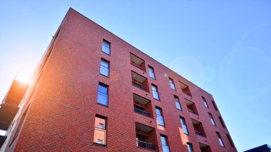 Avrupa şehrindeki modern çoklu aile binası. Betondan yapılmış duvarlar. Lüks ev kompleksi.