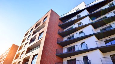 Avrupa şehrindeki modern çoklu aile binası. Betondan yapılmış duvarlar. Lüks ev kompleksi.