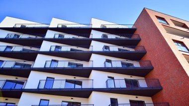 Avrupa şehrindeki modern çoklu aile binası. Betondan yapılmış duvarlar. Lüks ev kompleksi.