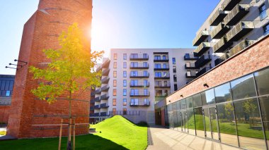 Mağazalar ve ofisler için cam ve metalden yapılmış bir oda. İnşaat endüstrisi. Kiralık mülk.