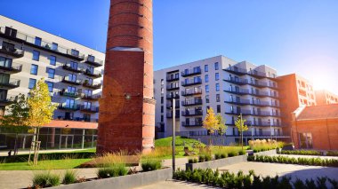 Çağdaş çevre dostu, yeşil ağaçlı apartmanlar. Temiz hava için yeşilliği olan modern mimari tasarım. Yeşil alandaki yeni modern apartman blokları. 
