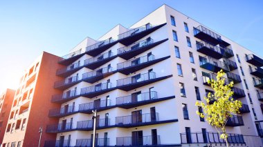 Çağdaş çevre dostu, yeşil ağaçlı apartmanlar. Temiz hava için yeşilliği olan modern mimari tasarım. Yeşil alandaki yeni modern apartman blokları. 