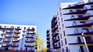 Çağdaş çevre dostu, yeşil ağaçlı apartmanlar. Temiz hava için yeşilliği olan modern mimari tasarım. Yeşil alandaki yeni modern apartman blokları. 