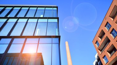 Yeni modern ofis binasının yanında camdan yüzlü modern bir apartman manzarası..