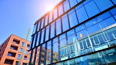 Yeni modern ofis binasının yanında camdan yüzlü modern bir apartman manzarası..