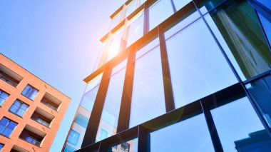 Yeni modern ofis binasının yanında camdan yüzlü modern bir apartman manzarası..