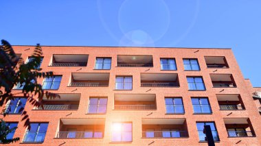 Avrupa şehrindeki modern çoklu aile binası. Betondan yapılmış duvarlar. Lüks ev kompleksi.