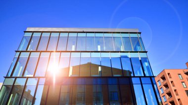 Yeni modern ofis binasının yanında camdan yüzlü modern bir apartman manzarası..