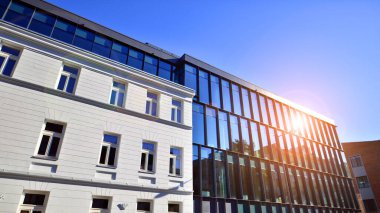 Bir yenileme konutu ve bitişik modern ofis binası. Modern şehir gelişimi.