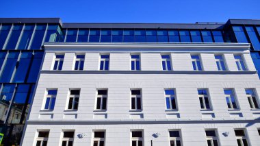 Bir yenileme konutu ve bitişik modern ofis binası. Modern şehir gelişimi.