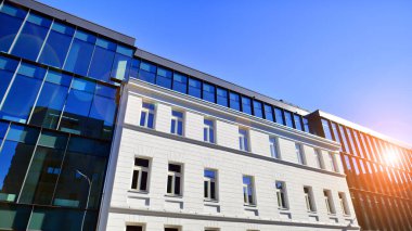 Bir yenileme konutu ve bitişik modern ofis binası. Modern şehir gelişimi.