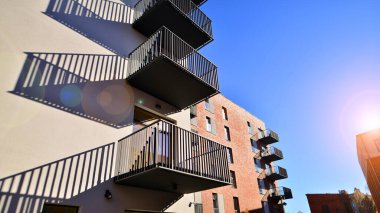 Avrupa şehrindeki modern çoklu aile binası. Betondan yapılmış duvarlar. Lüks ev kompleksi.