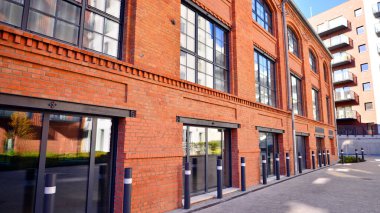 Şehir merkezindeki kırmızı tuğladan modern bir çatı katı. Şehir mimarisinde endüstriyel tasarım. İş konsepti.