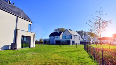 Yeni zarif, modern bekar aile evi. Yeni geliştirilmiş konutlarda teraslı aile evleri. Beyaz duvarları olan modern bir evin cephesi. Emlak konsepti, Avrupa tarzı.  