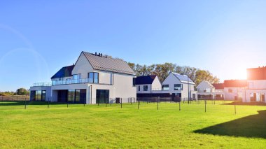 Yeni zarif, modern bekar aile evi. Yeni geliştirilmiş konutlarda teraslı aile evleri. Beyaz duvarları olan modern bir evin cephesi. Emlak konsepti, Avrupa tarzı.  