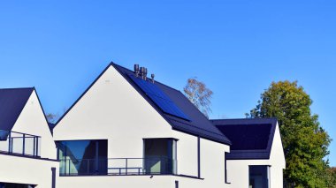 Yeni zarif, modern bekar aile evi. Yeni geliştirilmiş konutlarda teraslı aile evleri. Beyaz duvarları olan modern bir evin cephesi. Emlak konsepti, Avrupa tarzı.  