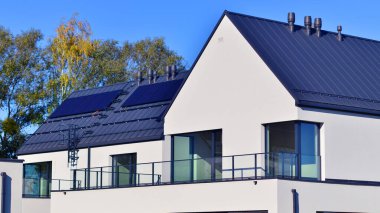 Yeni zarif, modern bekar aile evi. Yeni geliştirilmiş konutlarda teraslı aile evleri. Beyaz duvarları olan modern bir evin cephesi. Emlak konsepti, Avrupa tarzı.  