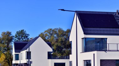 Yeni zarif, modern bekar aile evi. Yeni geliştirilmiş konutlarda teraslı aile evleri. Beyaz duvarları olan modern bir evin cephesi. Emlak konsepti, Avrupa tarzı.  