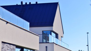 Yeni zarif, modern bekar aile evi. Yeni geliştirilmiş konutlarda teraslı aile evleri. Beyaz duvarları olan modern bir evin cephesi. Emlak konsepti, Avrupa tarzı.  