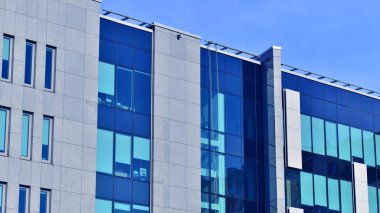 Soyut modern iş mimarisi. Alüminyum kompozit panelli ofis binası. Cam ve metalden yapılmış ön duvar. 