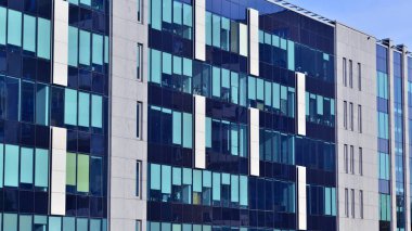 Soyut modern iş mimarisi. Alüminyum kompozit panelli ofis binası. Cam ve metalden yapılmış ön duvar. 