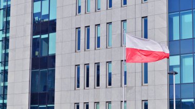 Soyut modern iş mimarisi. Alüminyum kompozit panelli ofis binası. Cam ve metalden yapılmış ön duvar. 