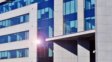 Soyut modern iş mimarisi. Alüminyum kompozit panelli ofis binası. Cam ve metalden yapılmış ön duvar. 